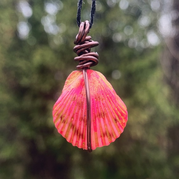 Jewelry - 🌴🐚 Shimmery Beach Seashell Necklace